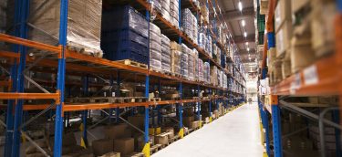 interieur-du-grand-entrepot-de-distribution-avec-des-etageres-empilees-avec-des-palettes-et-des-produits-prets-pour-le-marche