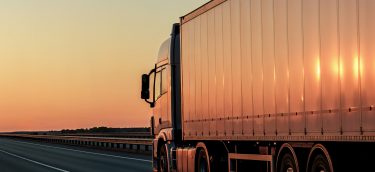 un-camion-sur-l-autoroute-au-coucher-du-soleil